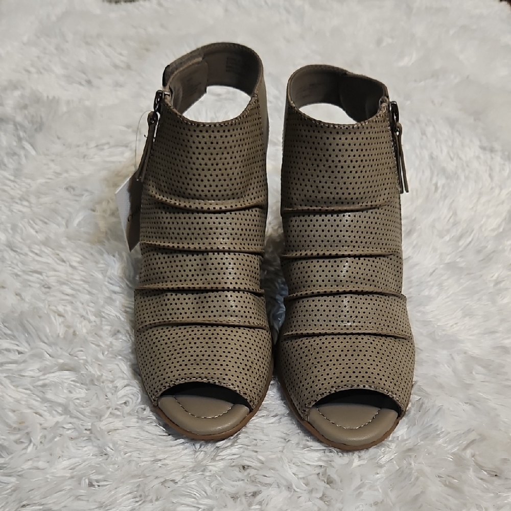 Women's Taupe Perforated Peep Toe Ankle Sandals Side Zip Wedge Heel Size 7.5